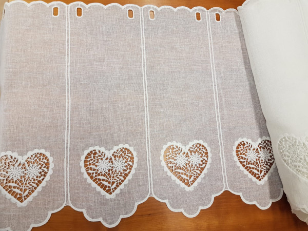 Zavesa 45 cm- rišelje, srca na svetli smetana osnovi