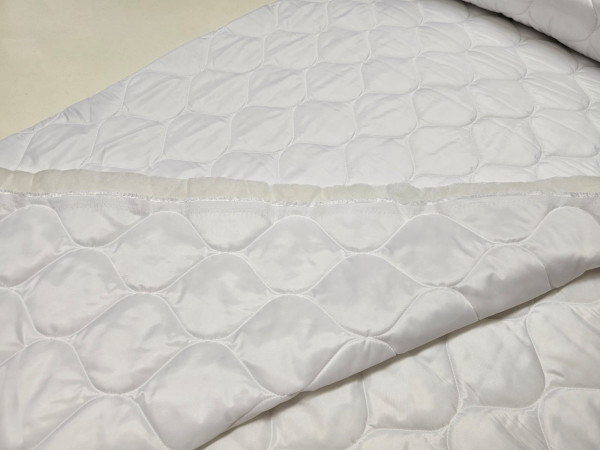 Prešita tkanina,      vatirana,preštepanka -vijugena beli osnovi 