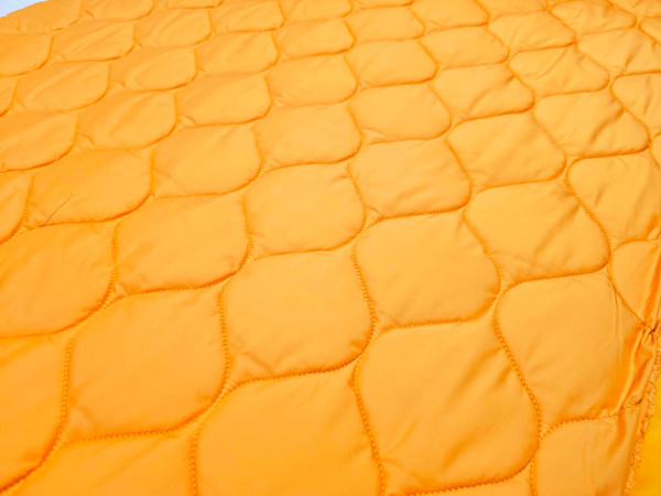 Prešita tkanina,      vatirana,preštepanka - vijuge v oranžno rumeni barvi NOVO 2023/2024