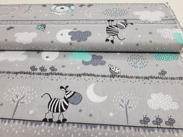 Bombažno platno-medvedki in zebre na sivi podlagi z turkiz oblački