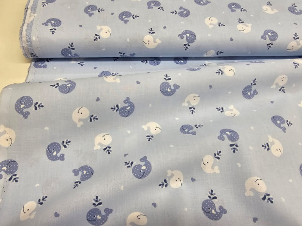 Bombažna tkanina, poplin-morski motiv, modri in beli kiti na baby modri osnovi