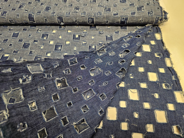 Jeans luknjast, tanjši, neelastičen - luknjasti kvadrati v jeansu, temno modra