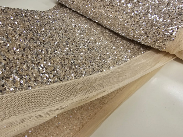 Čipke,čipka, luske, bleščice- smetana barva