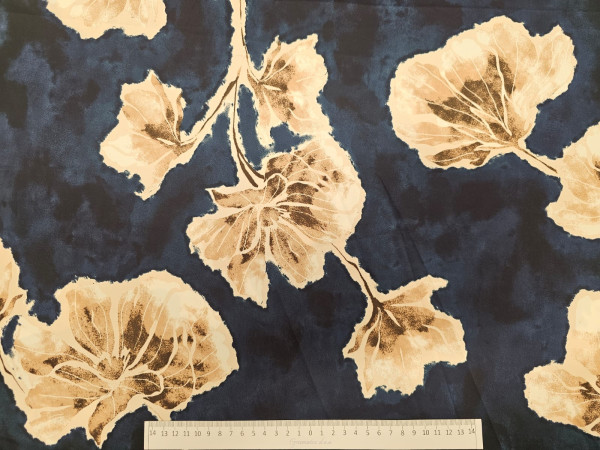 POLIESTERSKI saten - velike rože na modri osnovi