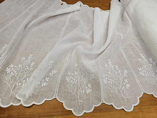 Zavesa VIŠINE  45cm - povezen šopek rož, povezena čipka smetana osnova