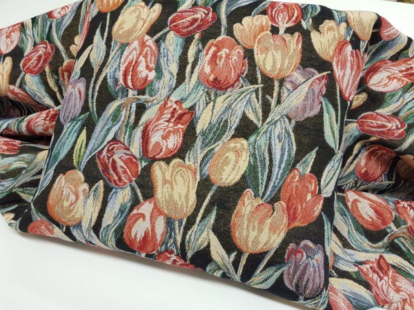 Dekor gobelin-tulipani na črni